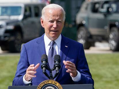 El presidente estadounidense, Joe Biden, comparece fuera de la Casa Blanca sobre su plan para acelerar el cambio al coche eléctrico, Washington.