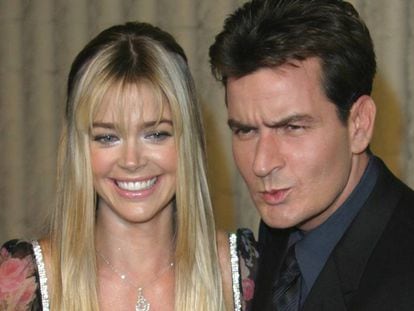 Charlie Sheen y Denise Richards, en el estreno de 'Scary Movie 3' en 2003.