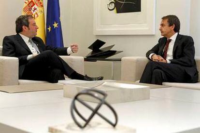 El presidente del Gobierno, José Luis Rodríguez Zapatero, charla con el alcalde de Barcelona, Jordi Hereu, que se presenta a la reelección como alcaldable del PSC en las elecciones municipales, en el Palacio de la Moncloa.