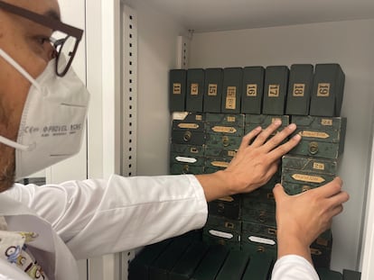 José María Uría con las cajas en las que se guardaban los negativos de la Fototipia Thomas