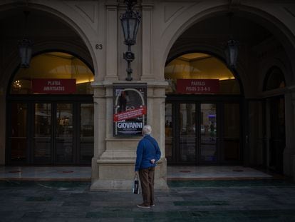 Un hombre frente al Gran Teatre del Liceu en Barcelona, Catalunya (España), cerrado por las medidas de la Generalitat, en noviembre.