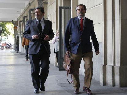 Javier Guerrero, a la izquierda, este jueves en los juzgados de Sevilla.