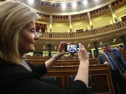 Fátima Báñez se hace un 'selfie' tras el último pleno de la legislatura.