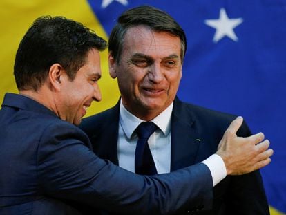 Alexandre Ramagen, investigado por espionaje ilegal, junto al entonces presidente Bolsonaro, en su toma de posesión como director general de la Agencia Brasileña de Inteligencia, en 2019, en Brasilia.