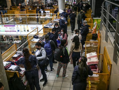 Decenas de clientes compran prendas en una tienda en Bogotá, durante una de las ediciones pasadas del Black Friday.