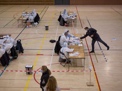El colegio electoral del polideportivo municipal España Industrial se prepara con Equipos de Proteccion individual (EPI) para la votación.