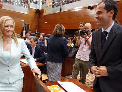 Cifuentes guiña un ojo a Ignacio Aguado en la Asamblea de Madrid.