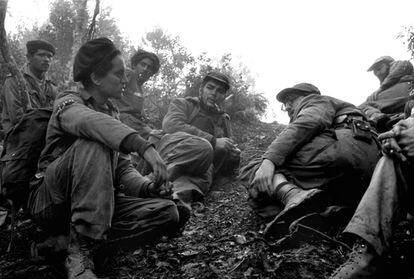 En primera línea de fuego, durante el combate de Pino de Agua, Fidel Castro, Che Guevara y Camilo Cienfuegos (arriba a la derecha) escuchan informaciones de 'Maracaibo', un explorador que regresa de las líneas enemigas.