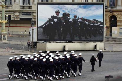Tropas de la académia del Ejército del Aire francés desfilando por la avenida de los Campos Elíseos en París, Francia. 