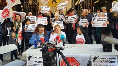 Miembros de la plataforma Stop Desahucios se concentran en San Sebastián para impedir la subasta de la vivienda de una pareja de pensionistas, el 15 de febrero.