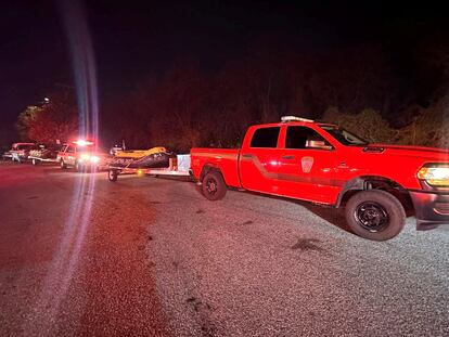 Vehículos de emergencias con lanchas esperan en las inmediaciones del puente Scott Key en Baltimore, este martes.