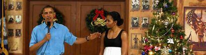 Barack y Michelle Obama  en la base de Anderson Hall en Hawai.