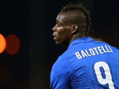 Mario Balotelli durante un partido con la selección italiana.