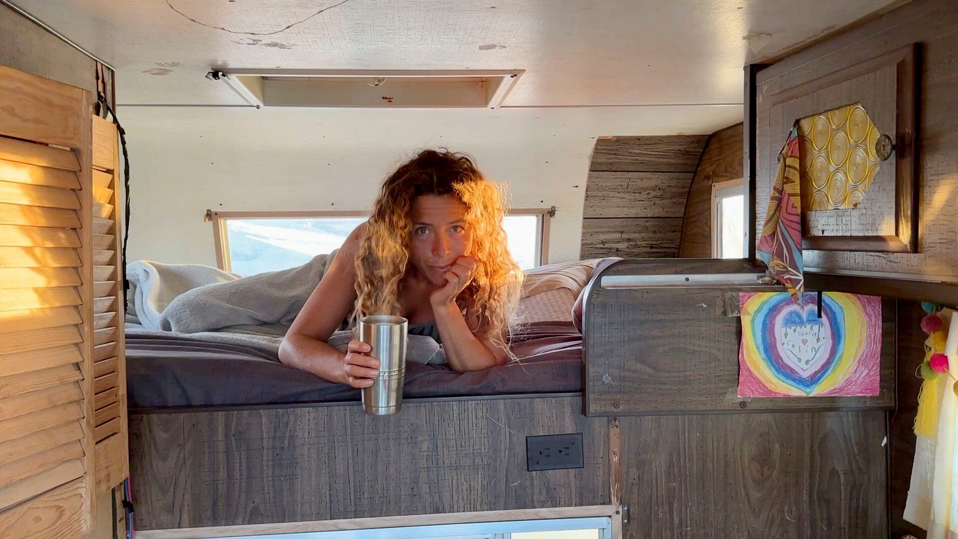 Gloria Pidal posa en la furgoneta camper en la que vive desde 2020.