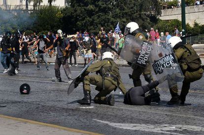 Jóvenes pertrechados para los ataques se enfrentan a la policía con piedras, palos y cócteles molotov.
