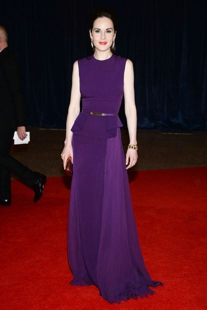 Michelle Dockery (Downton Abbey), con piel translúcida y diseño violeta de Elie Saab.