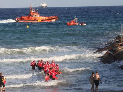 Rescate de una persona ahogada en una playa catalana. 
