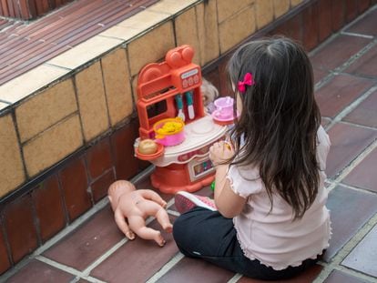 La hija de Ana, una migrante cubana en Ecuador, juega en su casa.