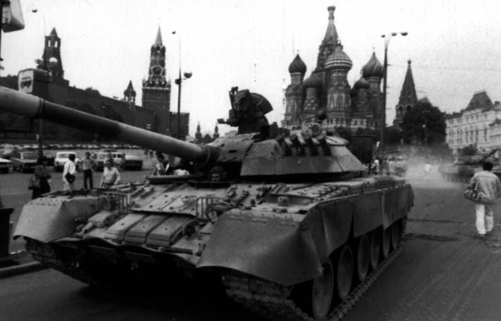 Tanques soviéticos toman posiciones alrededor del Palacio del Kremlin, el 19 de agosto de 1991.