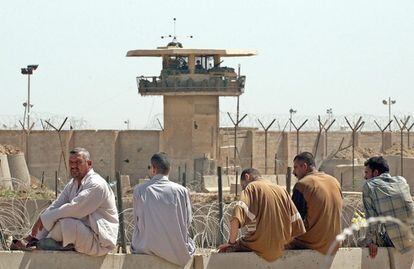 4 de mayo de 2004. Un grupo de iraquíes permanecen frente a la prisión de Abu Graib, en las afueras de Bagdad. La lista de espera para visitar a los presos se alarga a meses y muchos familiares acuden diariamente para intentar entrar.