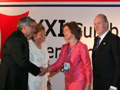 El Presidente de Paraguay, Fernando Lugo y la primera dama, Mercedes Lugo (izquierda) saludan a la reina Sof&iacute;a de Espa&ntilde;a y al rey Juan Carlos antes de la ceremonia inaugural de la XXI Cumbre Iberoamericana.