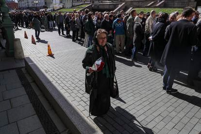 La multitud ha tenido que esperar una media de dos horas para entrar en el histórico edificio de Moscú y rendir homenaje a Gorbachov, depositando rosas y claveles delante del ataúd.