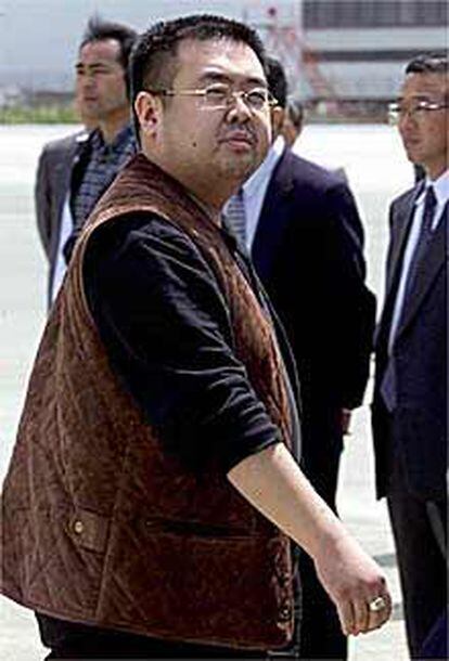 El presunto hijo del líder norcoreano, ayer en el aeropuerto de Tokio.