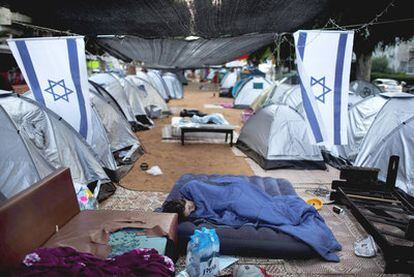 Dos banderas israelíes ondean entre las tiendas del campamento de indignados en el centro de Tel Aviv, el pasado 21 de julio.