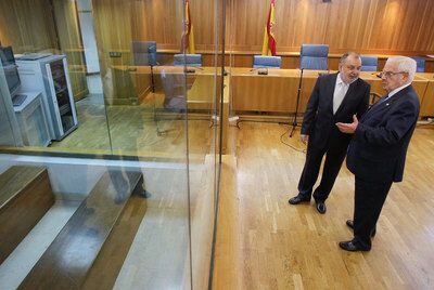 Ángel Juanes, actual presidente de la Audiencia Nacional, junto a su antecesor Rafael Mendizábal, en la sala con la <i>pecera</i> blindada que suelen ocupar los acusados de terrorismo.