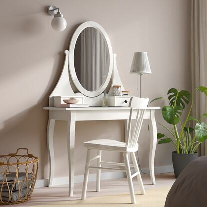 Artículo de EL PAÍS Escaparate en el que se describe cómo Ikea baja precios a miles de productos durante enero.