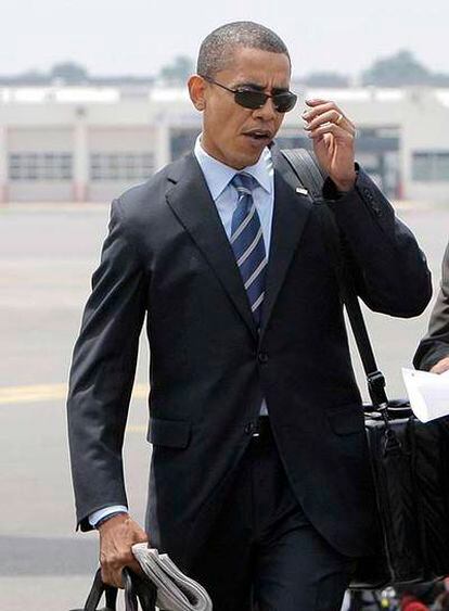 El candidato demócrata, Barack Obama, tras aterrizar en Washington.