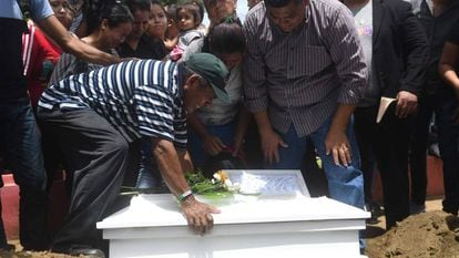 Familiares entierran al niño de 15 meses asesinado por encapuchados de un tiro en la cabeza.