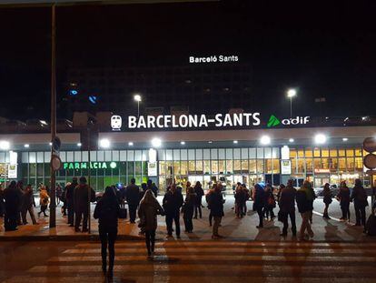 Pasajeros fuera de la estación.