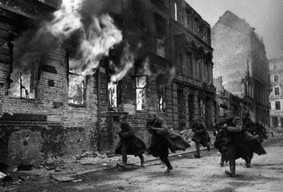 Frente del Este. Finales de 1943. Tropas de asalto soviéticas avanzan por las calles de una localidad reconquistada a los nazis, que estaban en retirada. El fotógrafo Paco Elvira, que ha seleccionado las imágenes del libro, destaca que en aquella época los reporteros ya iban 'empotrados' y que "corrían casi los mismos riesgos que los soldados porque eran parte de la batalla aunque no como objetivos directos".