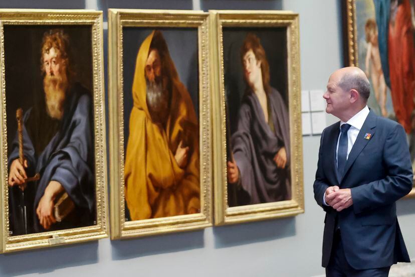 El canciller alemán, Olaf Scholz, observa los cuadros a su llegada el miércoles al Museo del Prado.