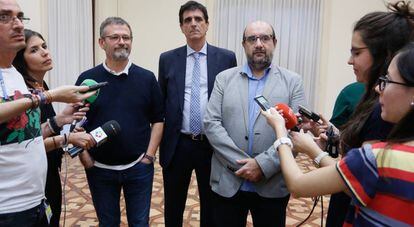 De izquierda a derecham Frederic Monell, de UGT; Antonio Cabrera (CC.OO) y Miguel Borra (CSIF).