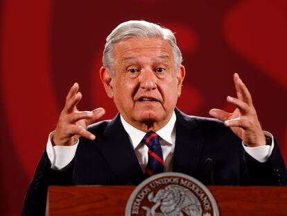 El presidente mexicano, Andrés Manuel López Obrador, habla durante una conferencia de prensa en Ciudad de México.