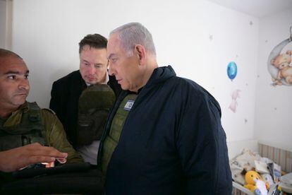Benjamin Netanyahu, a la derecha, y Elon Musk, en el centro, durante la visita al ‘kibutz’ Kfar Aza, uno de los atacados por Hamás, este lunes en una imagen distribuida por el Gobierno de Israel.