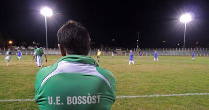 L'entrenador del Bossòst segueix l'evolució del partit.
