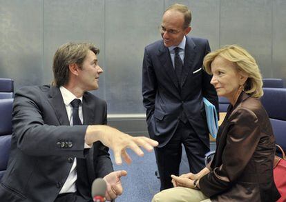 El ministro francés de finanzas, Francois Baroin habla con el ministro de finanzas de Luxemburgo, Luc Frieden y con la vicepresidenta española, Elena Salgado.