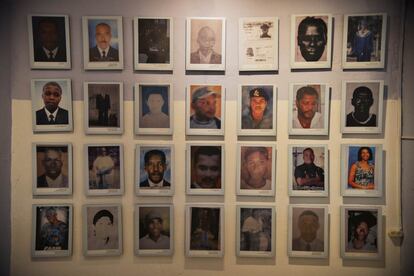 Fotos de víctimas del conflicto en el Centro de la Memoria de Tumaco.