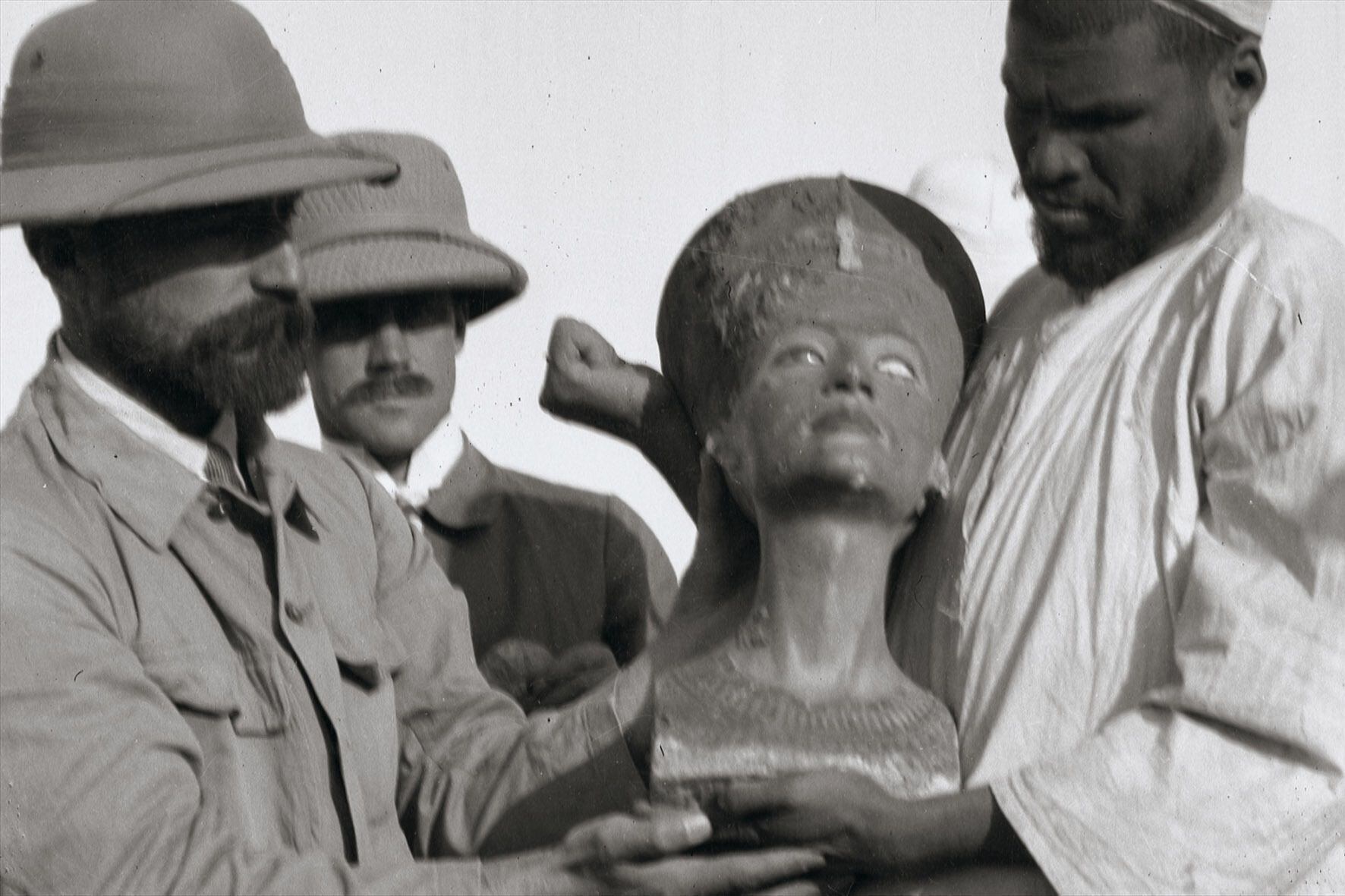 El descubridor Ludwig Borchard muestra el busto encontrado en Amarna.