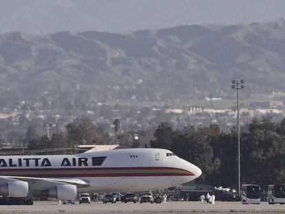 El avión con 195 estadounidenses repatriados de Wuhan, en Riverside, California. 