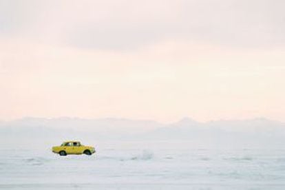 Un coche cruza el lago Bailak de Siberia (Rusia), cuya superficie se congela durante el invierno.