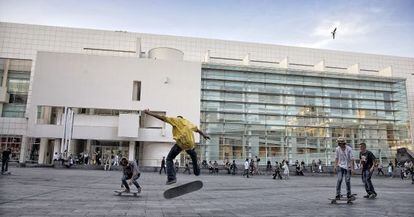 Aspecto exterior del Macba, obra de Richard Meier que cambió la configuración del barrio del Raval de Barcelona.