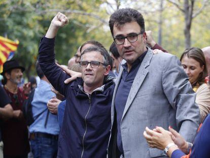 Los ex altos cargos de la Generalitat, Josep Maria Jové (izqda.) y Lluís Salvador, tras ser puestos en libertad en 2017.