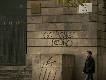 Pintadas contra Pedro Sanchez en la Llotja de Mar, edificio donde se celebrará el Consejo de Ministros en Barcelona el 21 de Diciembre. Torra pide a Sánchez "que sea valiente" y que acepte una reunión con un "diálogo abierto".