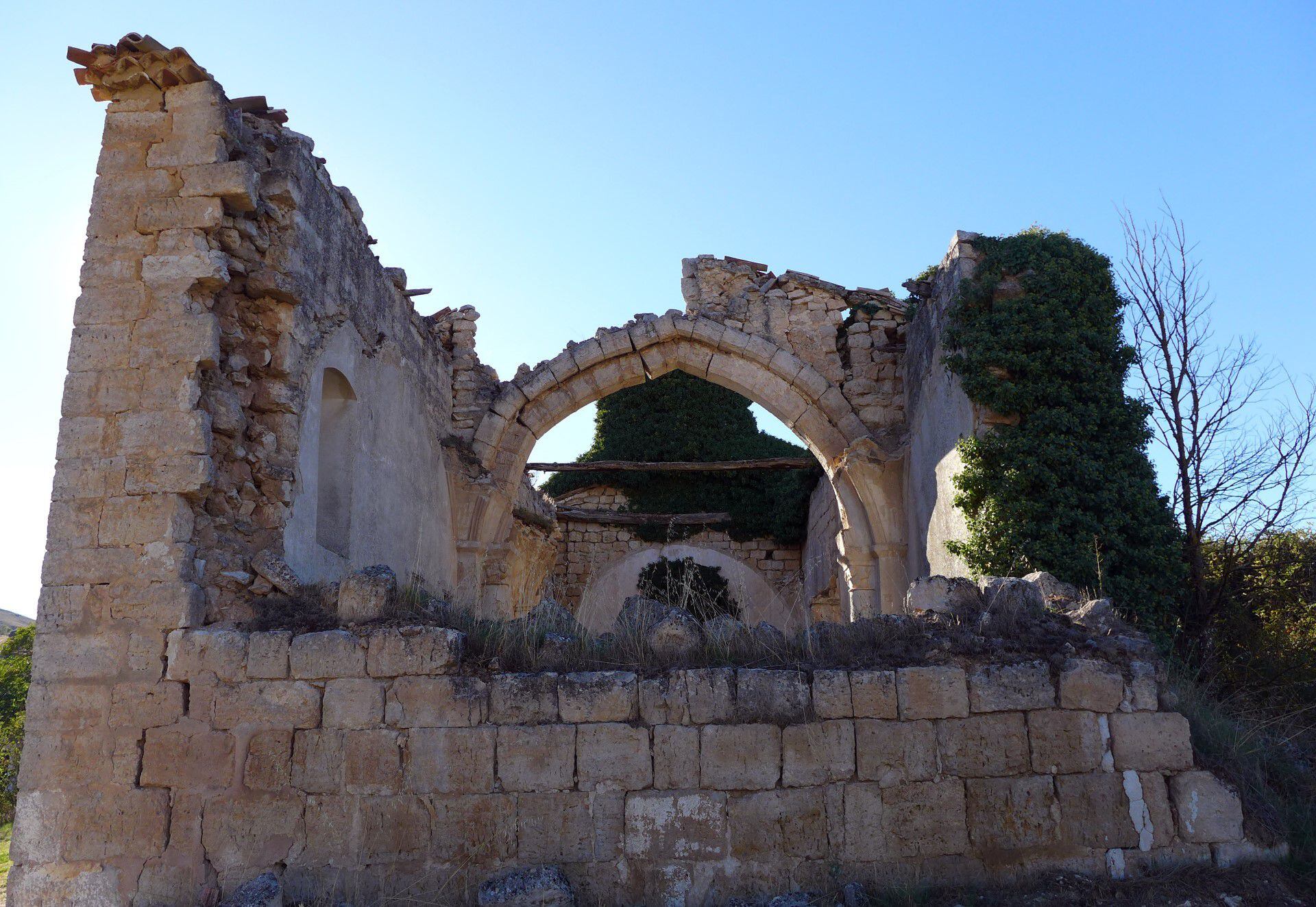 Ermita románica de San Salvador, en ruinas, en el pueblo burgalés de Tamarón.