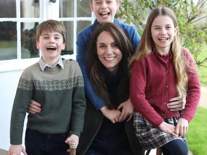 Kate Middleton con sus hijos Jorge, Carlota y Luis, en una imagen difundida por el palacio Kensington.