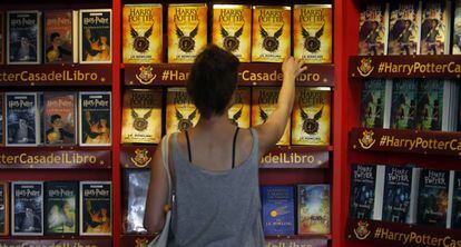 Ejemplares de los libros protagonizados por Harry Potter en una librería de Madrid.